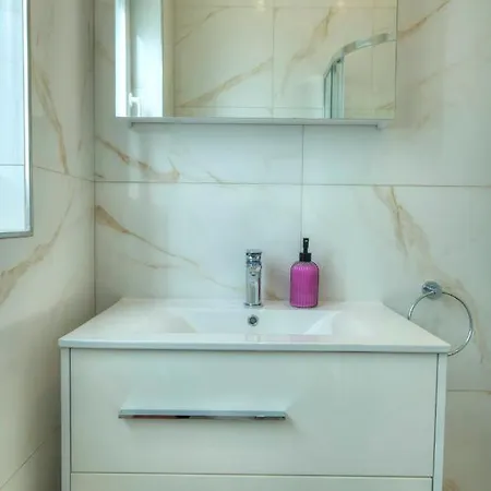 Spacious & Beautifully Furnished 3 Bedroom Acam1-1 Apartment *
